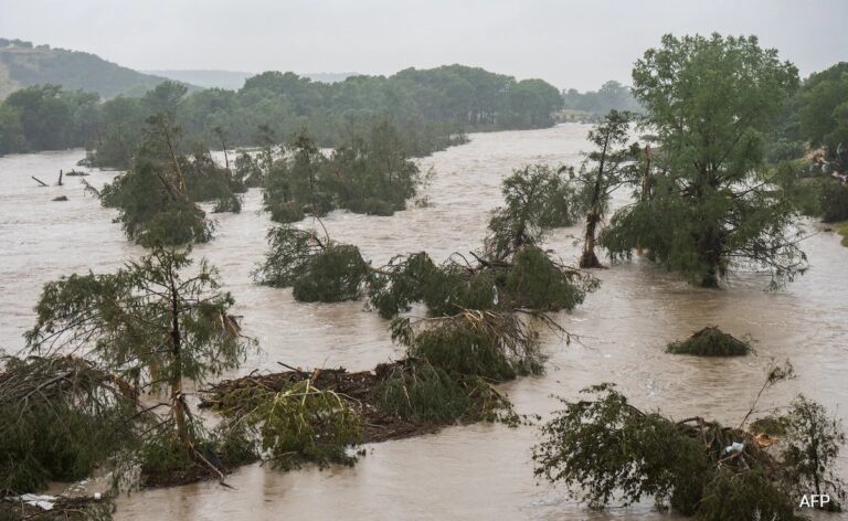 Počet obetí prívalových povodní v Texase stúpol na 43, medzi nimi 15 detí