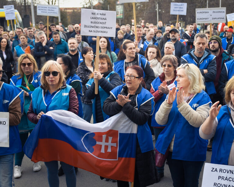Nespokojní železničiari na zhromaždení na podporu železničného sektora v Košiciach v roku 2024. Foto: František Iván/TASR