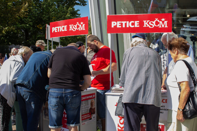 Podpisovanie protivládnej petície KSČM v roku 2023. Foto: Barbora Vizváryová/TASR