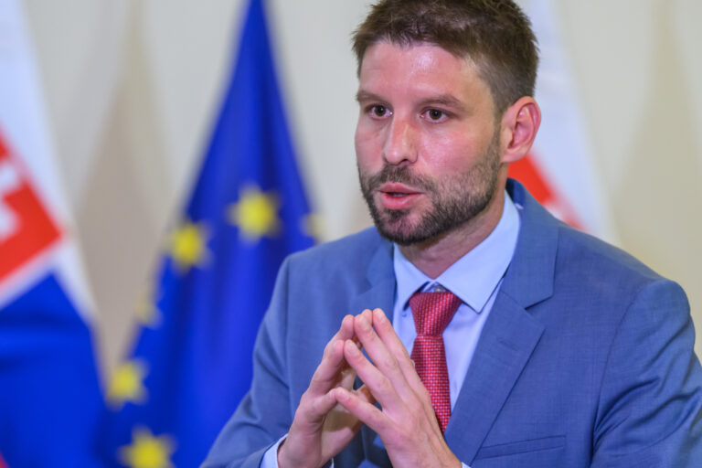 Šimečka: Stopka elektriny na Ukrajinu by hraničila s vlastizradou