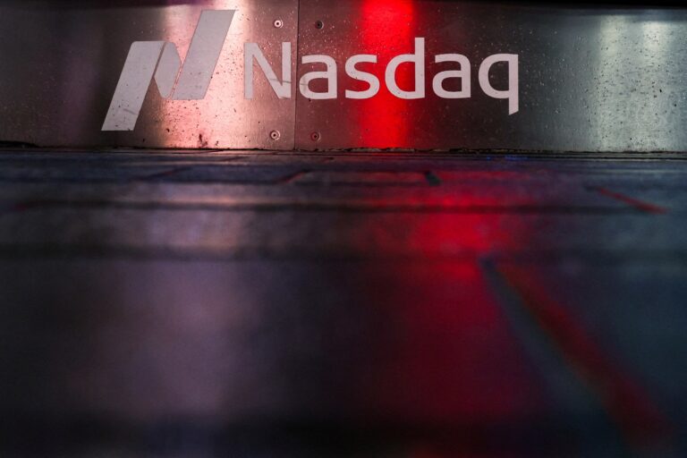 Dow Jones a Nasdaq padli, Trumpove clá a slabý trh práce zneistili burzy