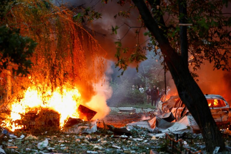 Ukrajina zasiahla rafinériu, letisko aj továreň v Rusku, hlási armáda