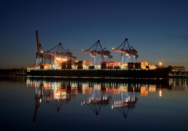 Pre požiar v prístave v Hamburgu evakuovali desiatky osôb