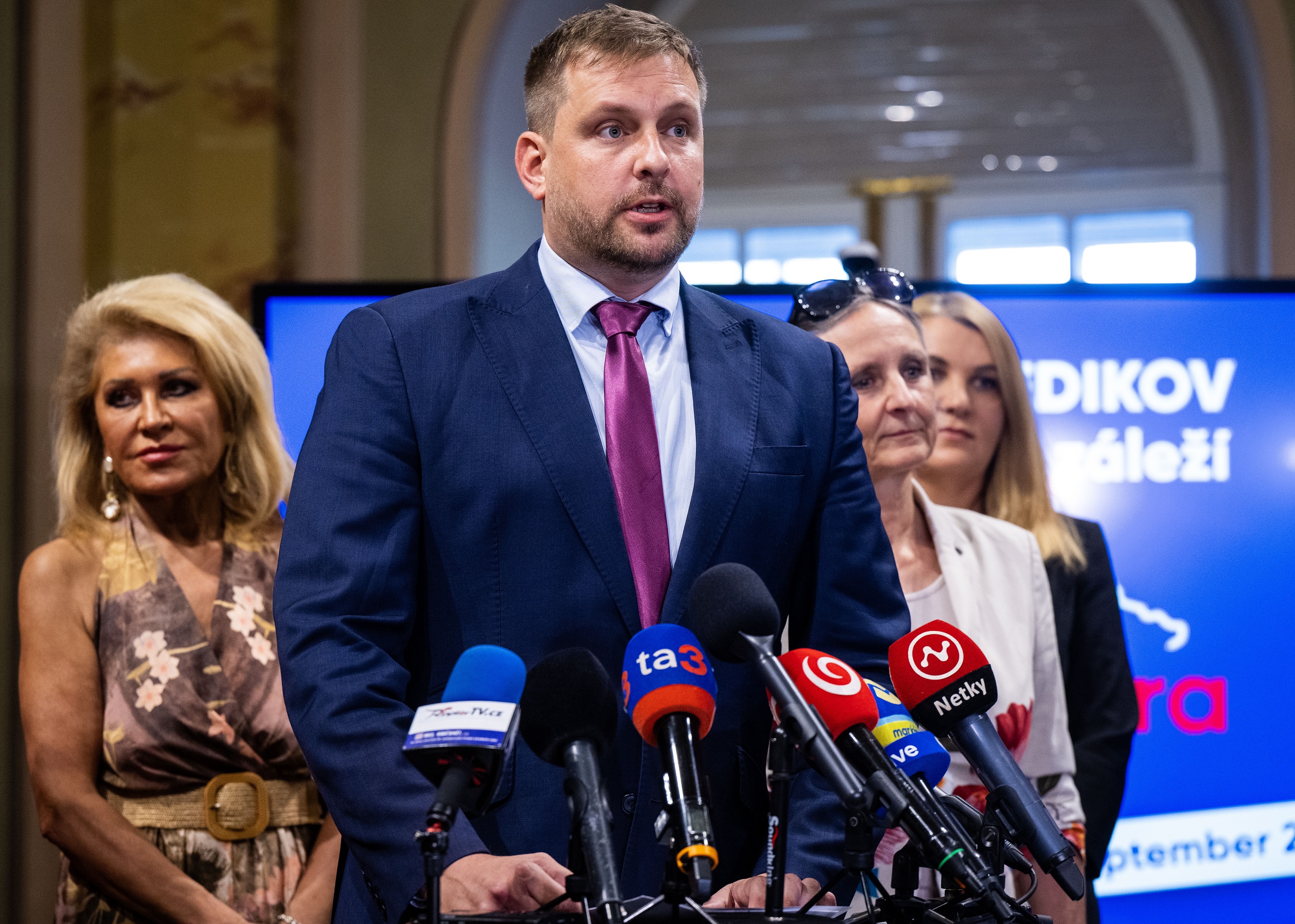 Kauza okolo záchraniek eskaluje. Opozícia chce Šaškov koniec, premiér žiada zrušenie tendra