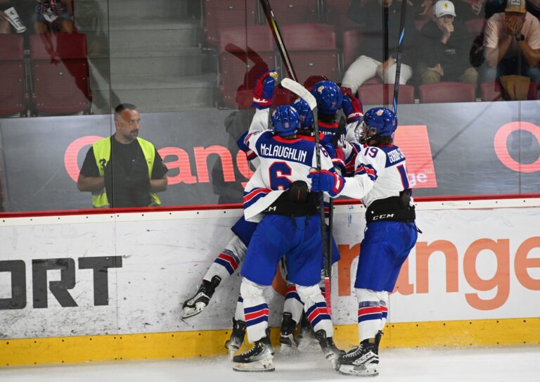 Slováci prehrali s USA 3:6, Ozogány strelil hetrik na úvod Hlinka Gretzky Cupu