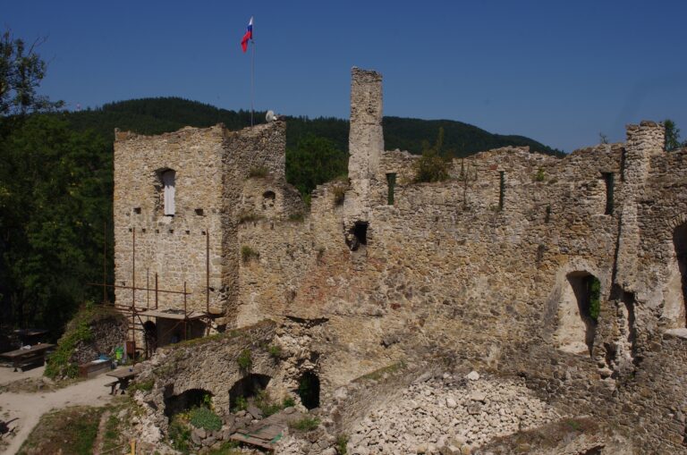 Tomáš: Na obnovu hradov šlo už 11 miliónov, prácu našli stovky ľudí