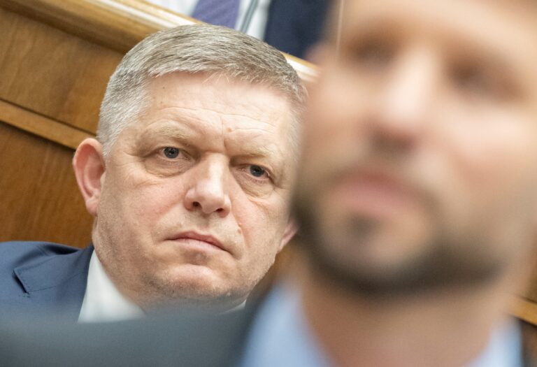 Robert Fico, v popredí Michal Šimečka. Foto: Martin Baumann/TASR