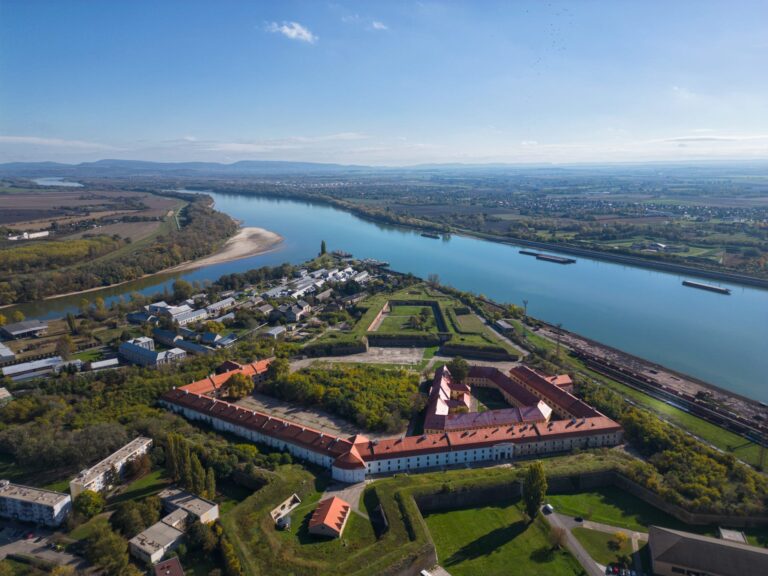 Obľúbenú lokalitu v Komárne trápia sinice, hygienici vyzývajú na bezpečnosť