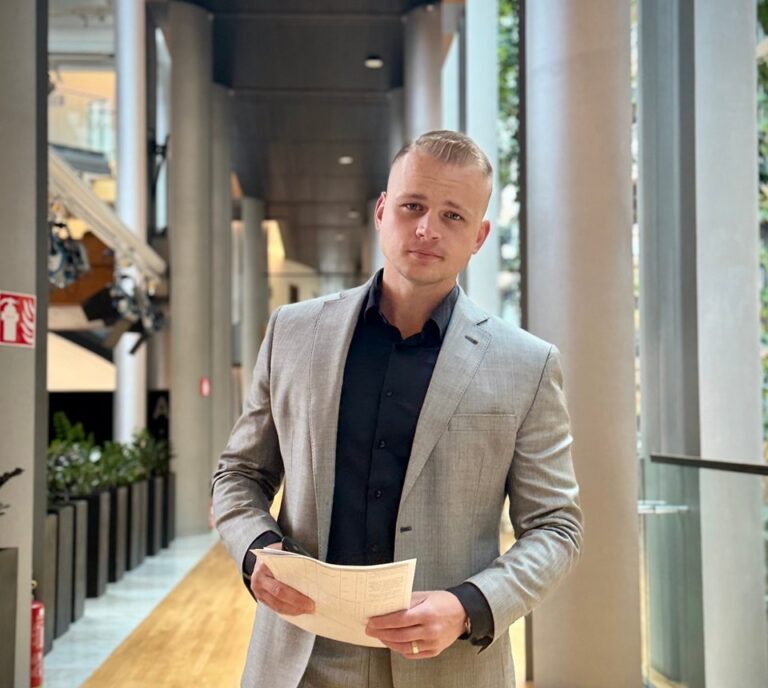 Mazurek pózoval s pištoľou. Vo videu mu sekundoval poslanec AfD