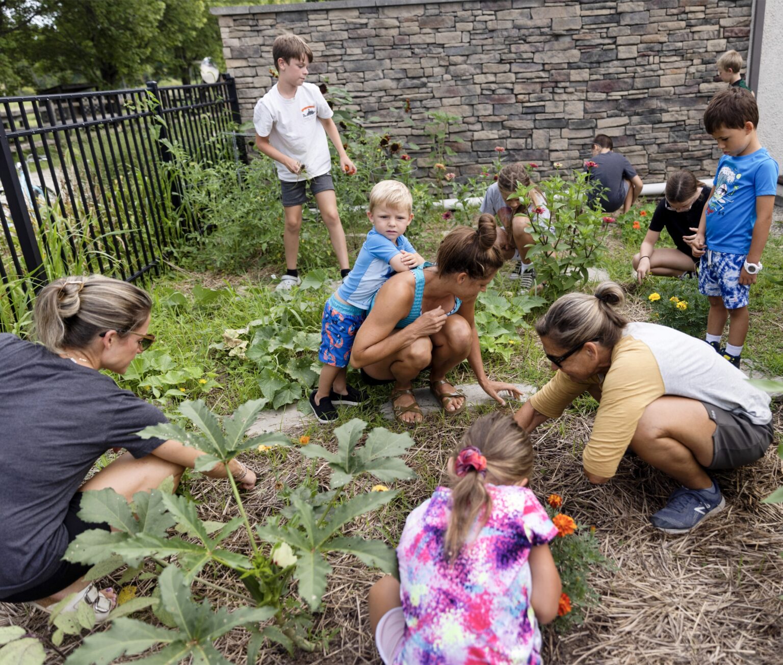 Deti sa učia záhradkárčiť so svojimi matkami počas podujatia „Kids Farm Day“ (Farmársky deň detí), ktoré sa konalo začiatkom tohto mesiaca v Aberlin Springs, „agro-komunite“ v juhozápadnej časti štátu Ohio. Foto: Maddie Mcgarvey/New York Times