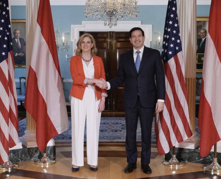 Americký minister zahraničných vecí Marco Rubio a rakúska ministerka zahraničných vecí Beate Meinl-Reisingerová si podávajú ruky pred bilaterálnym stretnutím vo Washingtone 24. júla 2025. Zdroj: Profimedia