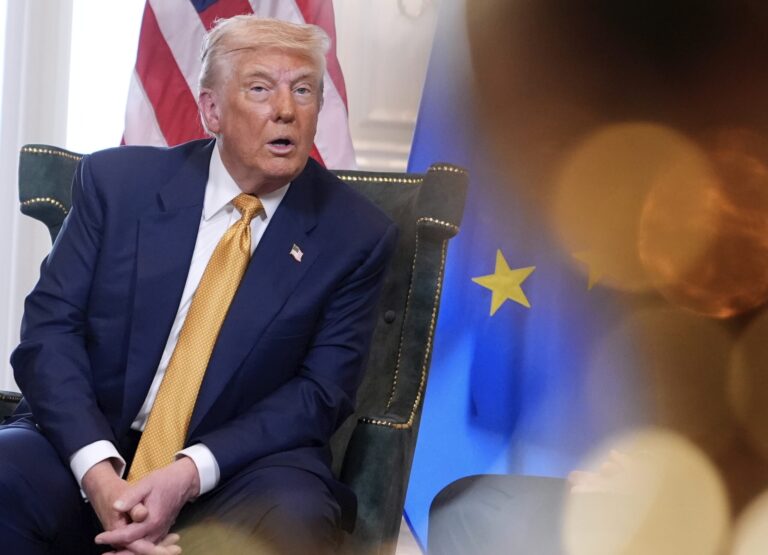 Prezident Donald Trump hovorí počas stretnutia s predsedníčkou Európskej komisie Ursulou von der Leyenovou v škótskom Turnberry v nedeľu 27. júla 2025. Zdroj: AP Photo/Jacquelyn Martin / Profimedia