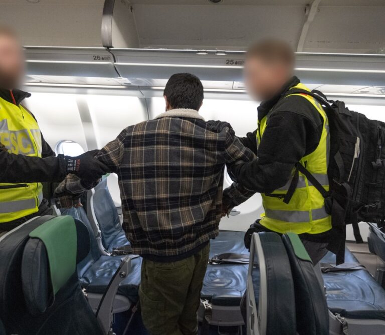 So wie in diesem Symbolbild läuft es nicht immer: Viele Abschiebungen scheitern, die Kosten sind enorm. Foto:Boris Roessler/picture alliance via Getty Images) 