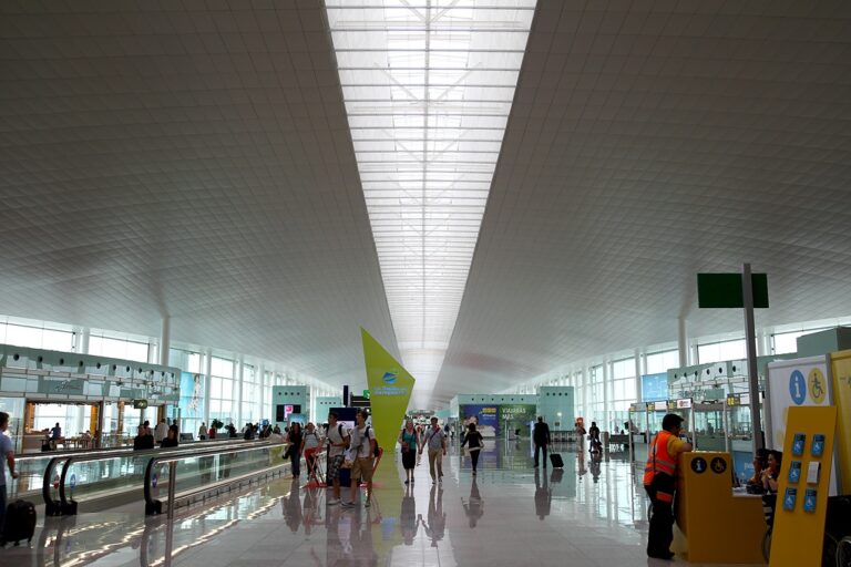 Prípad opusteného chlapca na letisku sa stal virálnym, zasiahla polícia