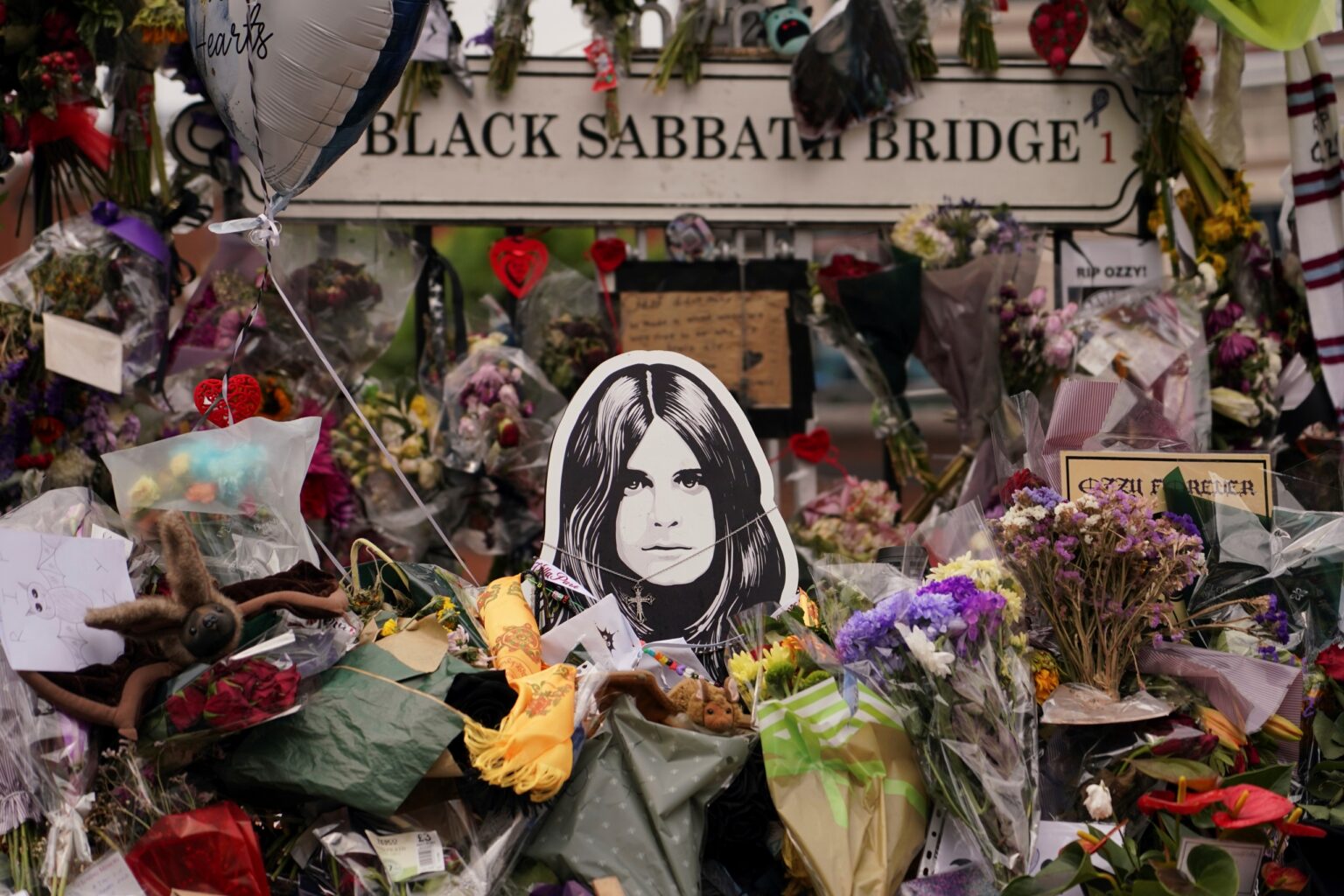 Kvety položené na lavičke venovanej Black Sabbath na pamiatku frontmana Ozzyho Osbournea počas jeho pohrebného sprievodu. Foto: TASR/AP