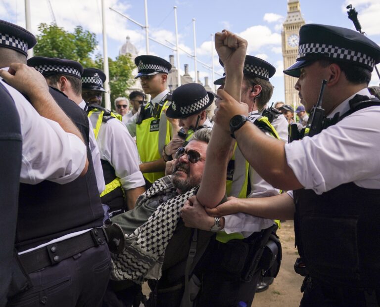 Polícia v Londýne zadržala stovky ľudí za podporu palestínskej skupiny