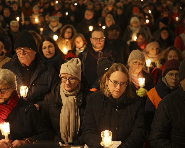 Menschen versammeln sich mit Kerzen, um der Opfer eines Terroranschlags auf einen Weihnachtsmarkt zu gedenken. Foto: Sean Gallup/Getty Images 