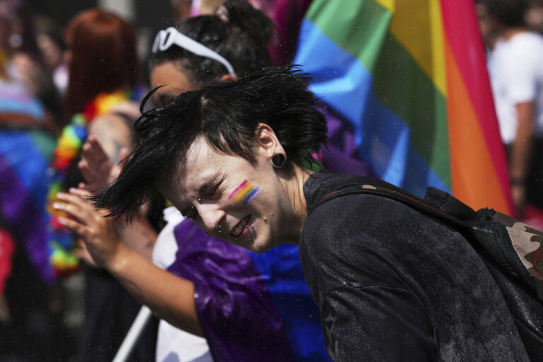 Vatikán bude hostiť LGBTQ púť, počas ktorej predstavia dúhový kríž