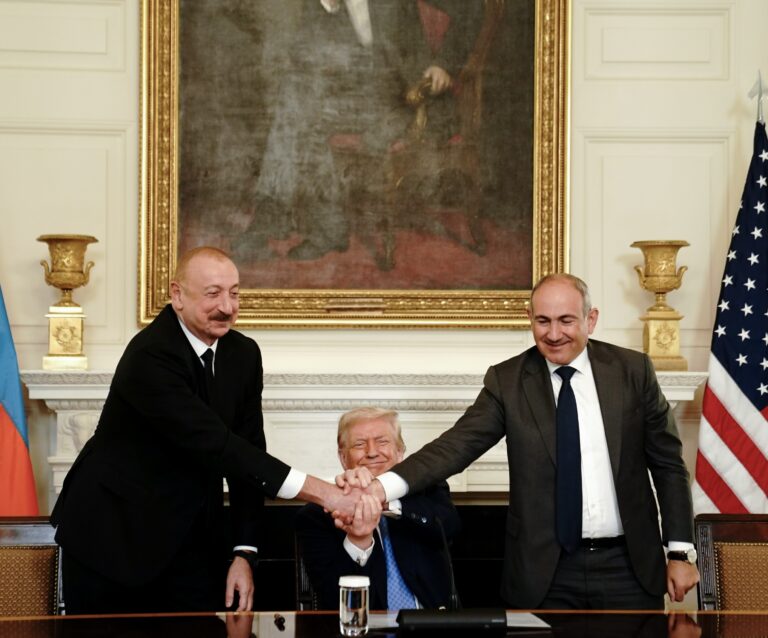 Azerbajdžanský prezident Ilham Alijev (zľava), americký prezident Donald Trump a arménsky premiér Nikol Pašinjan si podávajú ruky počas slávnostného podpisu zmluvy v štátnej jedálni Bieleho domu vo Washingtone v piatok 8. augusta 2025. Zdroj: NATHAN HOWARD / UPI / Profimedia