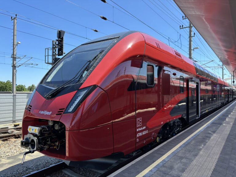 Muž v Rakúsku visel počas jazdy na vonkajšku vlaku, zadržala ho polícia