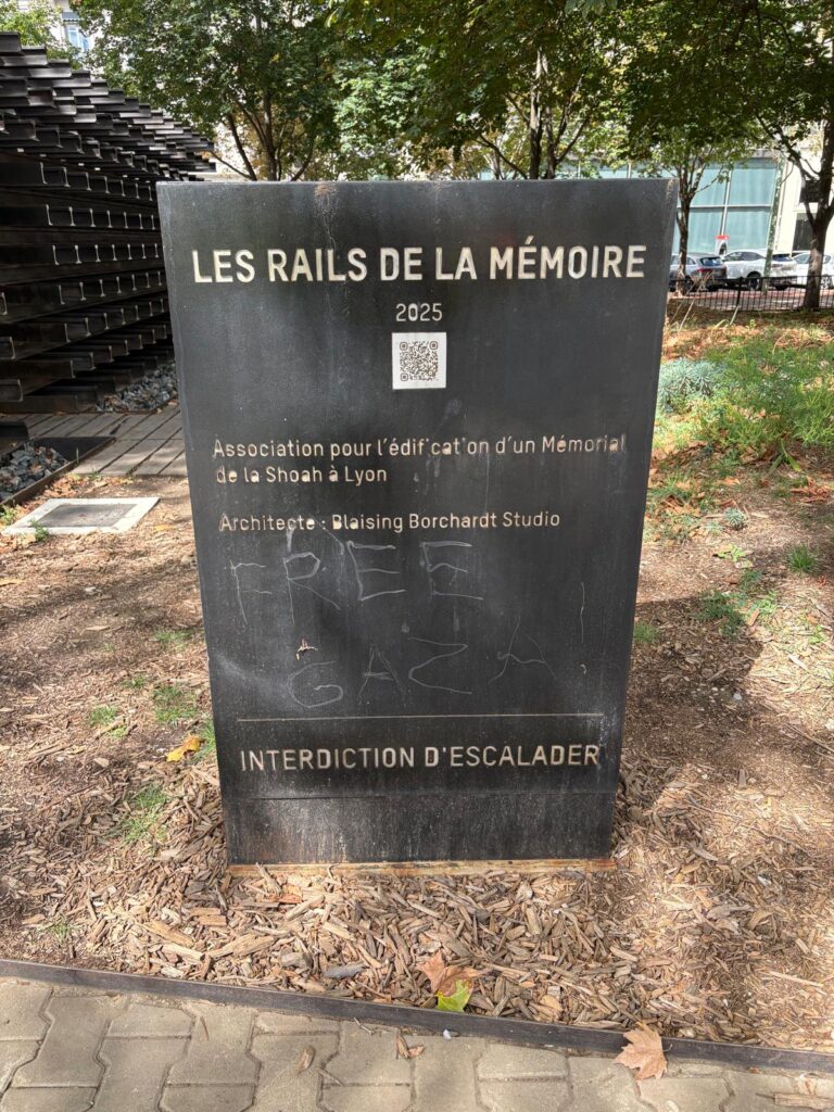 Polrok po odhalení poškodili pamätník holokaustu nápisom „Free Gaza“