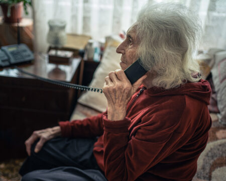 Skrytá diskriminácia v obchodoch. Ako prichádzajú seniori a chudobnejší ľudia o výhody