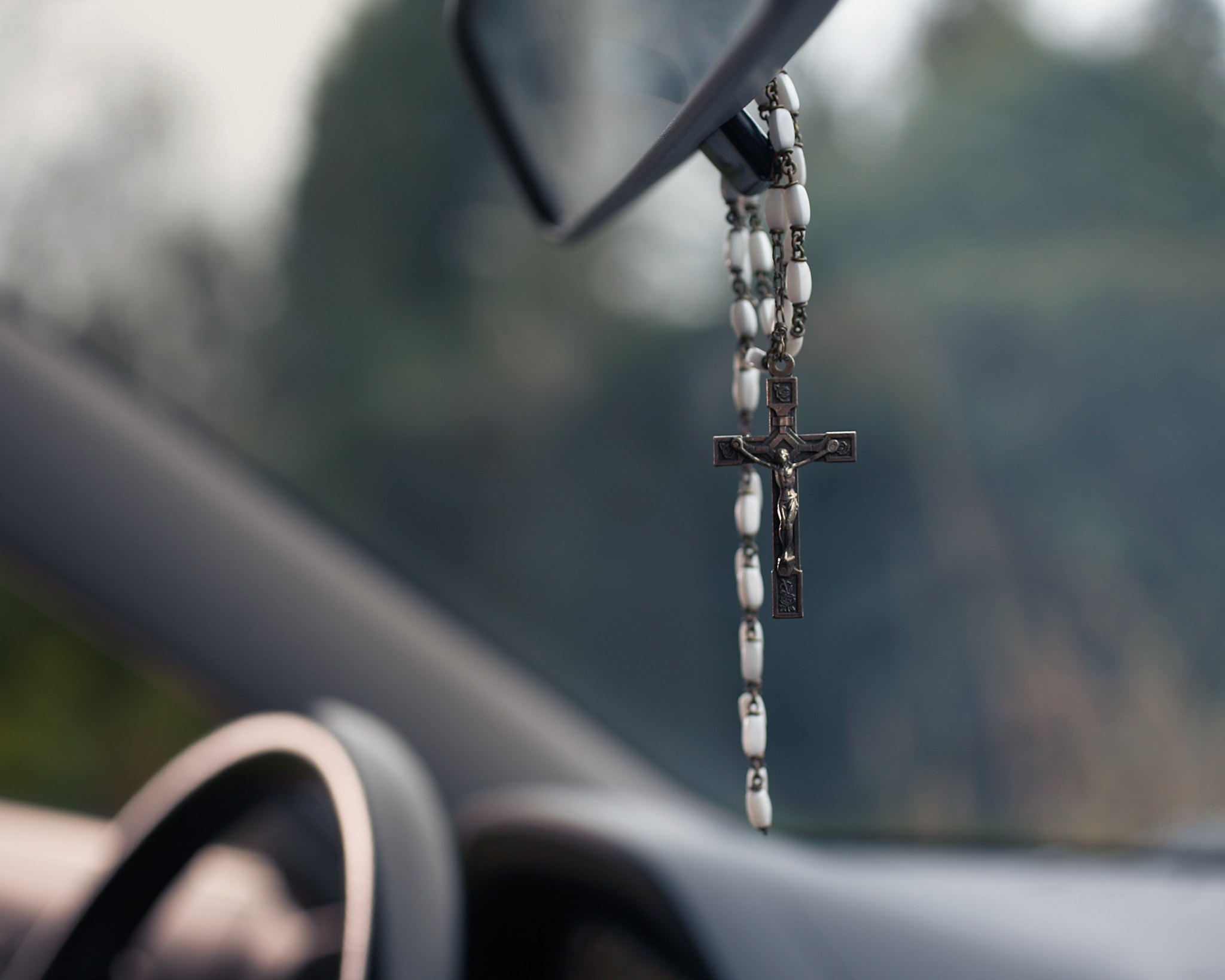 Ruženec na spätnom zrkadle. Gýč alebo navigácia do neba?