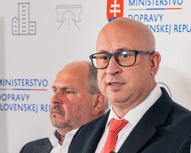 Jozef Ráž (vpravo) a Igor Choma počas tlačovej konferencie o výstavbe diaľnice D3. Foto: Jakub Kotian/TASR