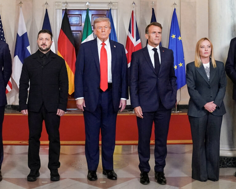 Ukrajinský prezident Volodymyr Zelenskyj, francúzsky prezident Emmanuel Macron, americký prezident Donald Trump a talianska premiérka Giorgia Meloniová. Foto: Alexander Drago/Reuters