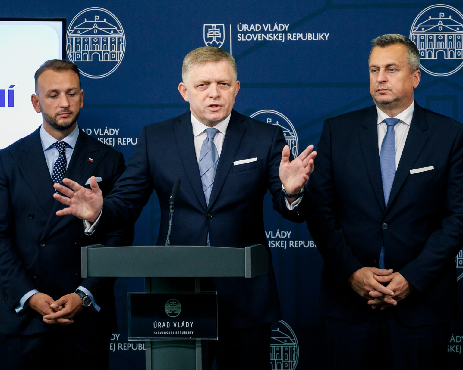 Matúš Šutaj Eštok, Robert Fico a Andrej Danko. Foto: Martin Baumann/TASR