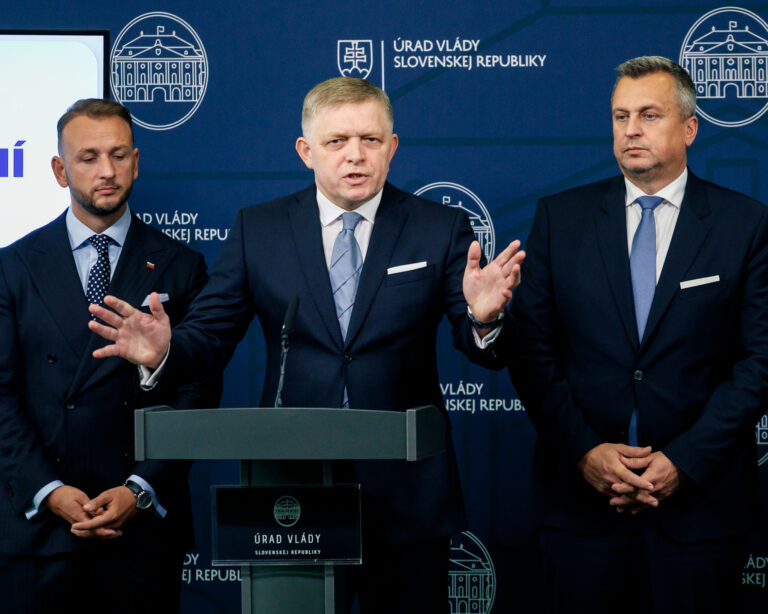 Matúš Šutaj Eštok, Robert Fico a Andrej Danko. Foto: Martin Baumann/TASR