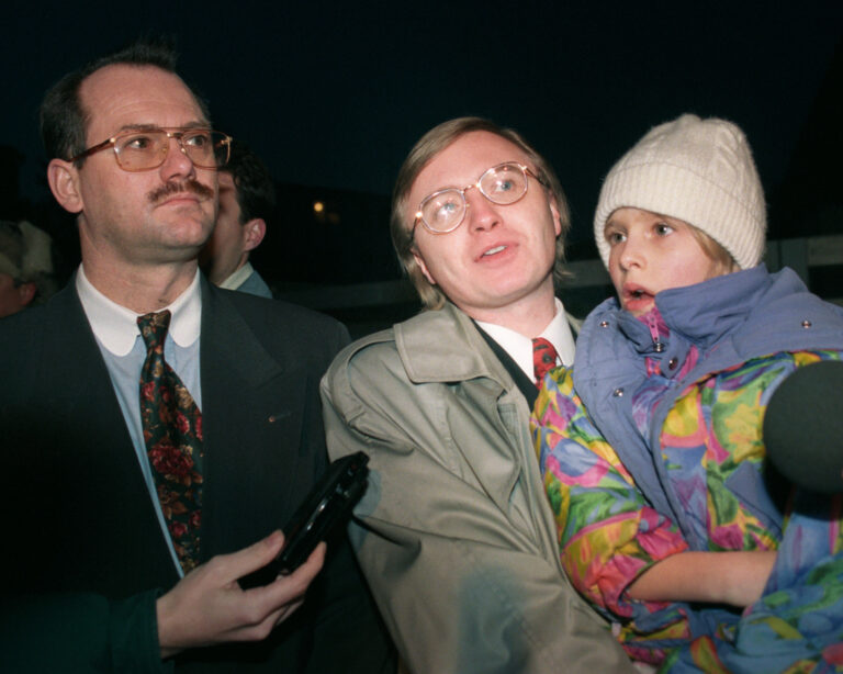 Michal Kováč ml. s dcérkou v náručí a advokát Ján Havlát. Foto: ČTK/Mišauerová Jana