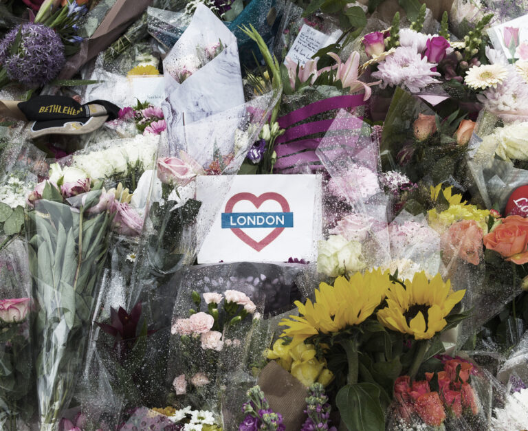 Kvety sú položené na južnej strane London Bridge na pamiatku obetí útokov z 3. júna v Londýne. Foto: Dan Kitwood/Getty Images 
