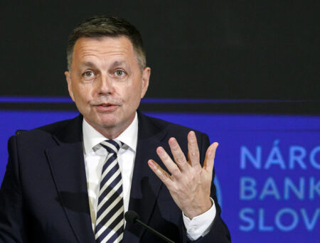 Šéf centrálnej banky upozorňuje na neistotu a volatilitu trhov