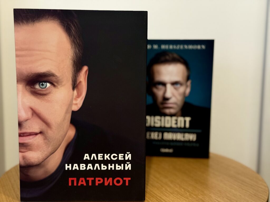 Ruské vydanie knihy Patriot. V pozadí kniha Disident. Foto: Daniel Halaj/Štandard