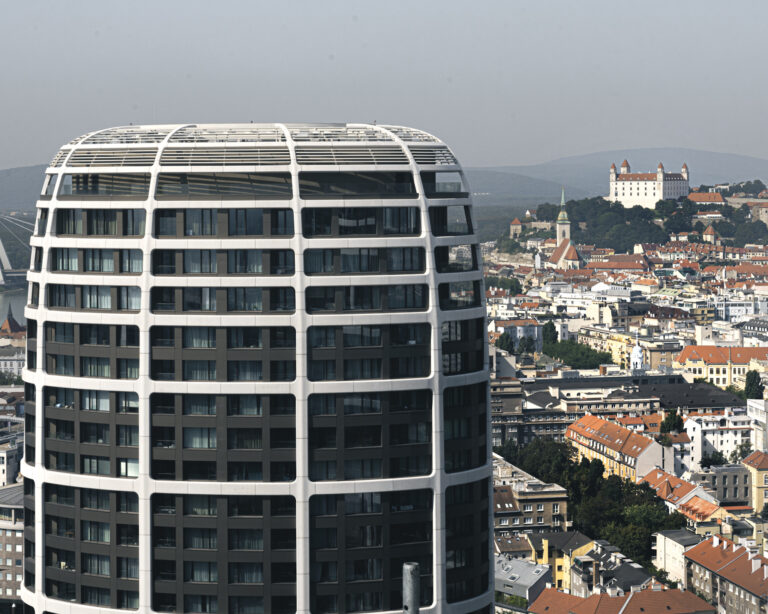 Úroky na hypotékach klesajú. Slováci hľadajú spôsoby, ako ušetriť