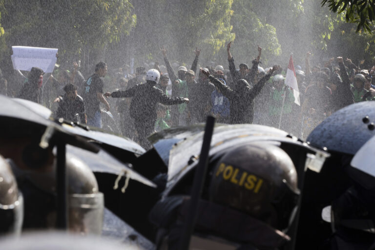 Protesty v Indonézii proti poslancom eskalujú, prezident hovorí o terorizme