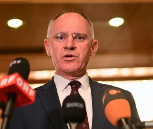 Inserate und Windeln: Wie der Innenminister mit 448.000 Euro sich und die Polizei bewerben lässt