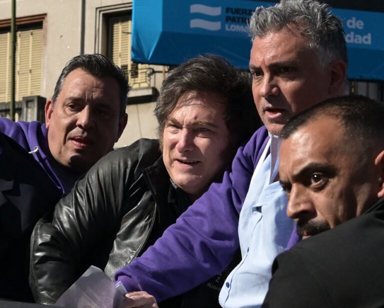 Argentiniens Präsident Milei mit Steinen beworfen