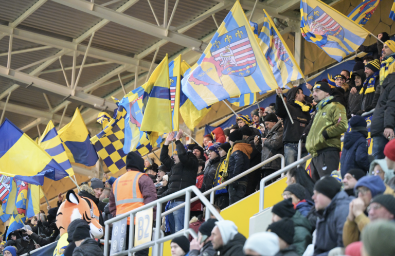 Na futbal šiel v oblečení s extrémistickou symbolikou, čelí obžalobe