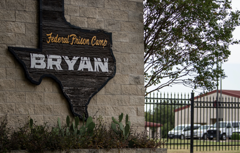 Maxwellovú previezli do väzenského tábora s nižším stupňom stráženia