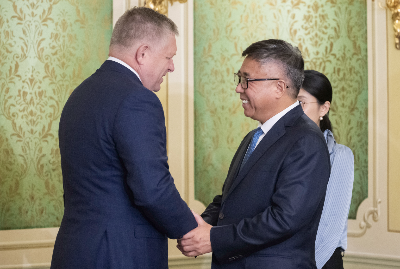 Robert Fico a predseda predstavenstva Gotion Hi-Tech Li Čen. Foto: Martin Baumann/TASR