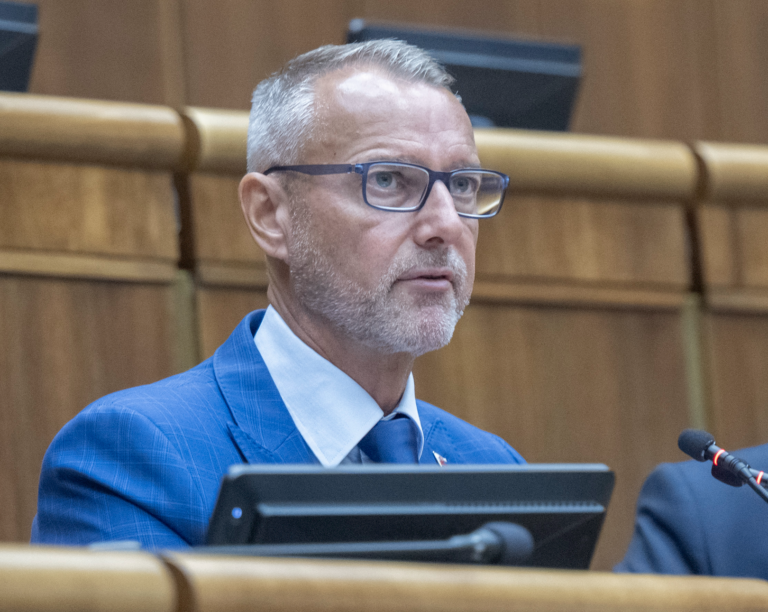 Raši vyhlási voľbu kandidáta na ústavného sudcu až po „politickej dohode“