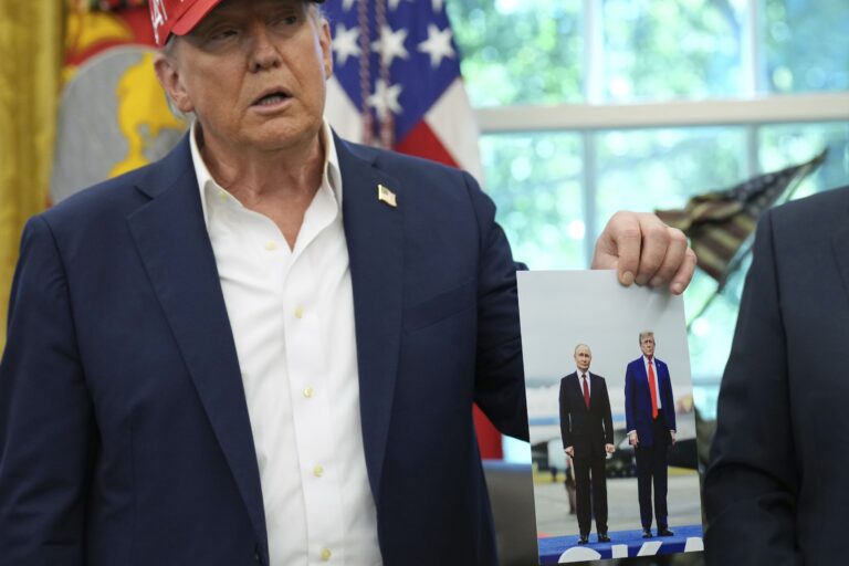 Donald Trump drží fotku s Vladimirom Putinom. Foto: Jacquelyn Martin/Ap photo