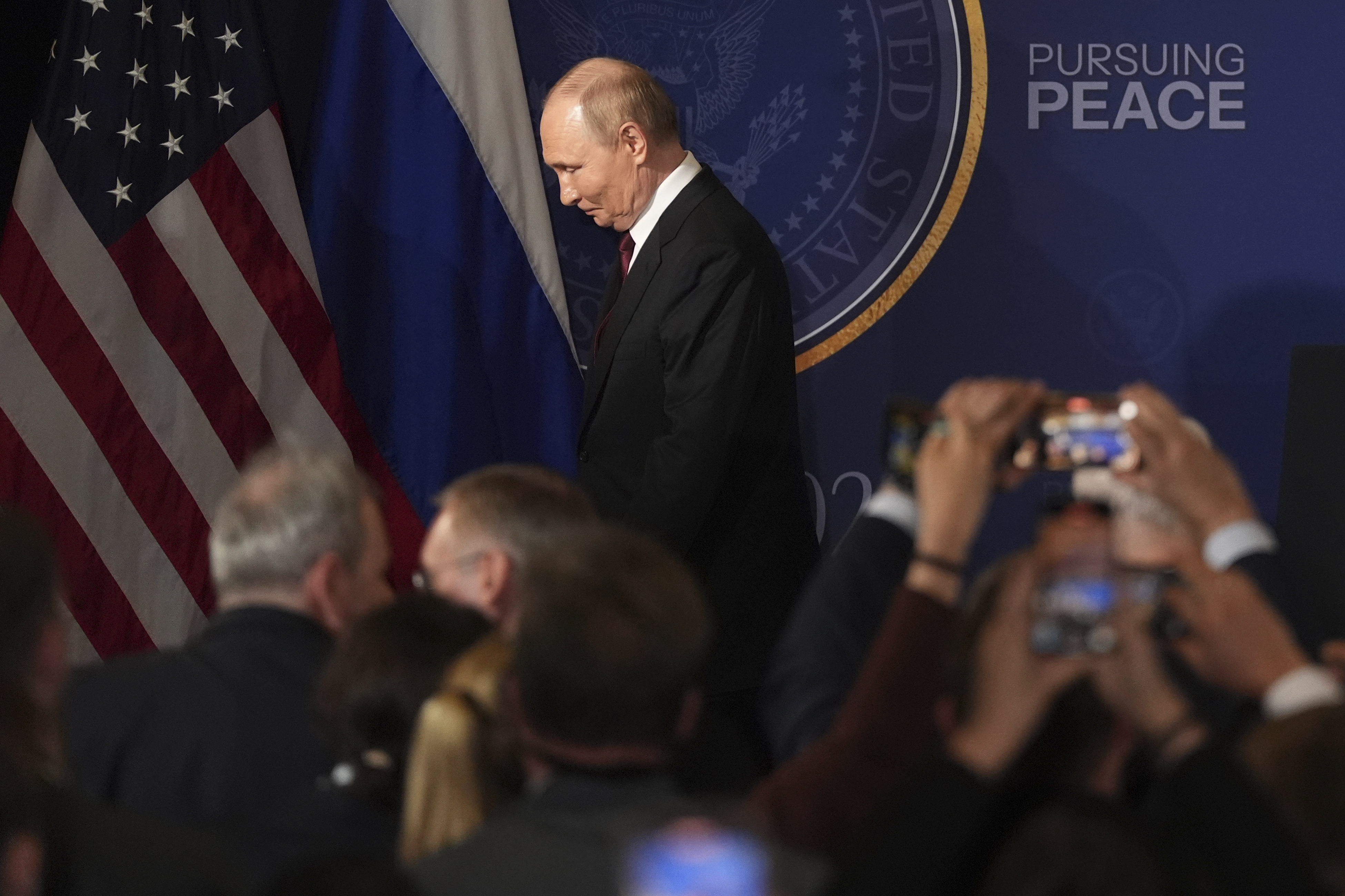 Prímerie v nedohľadne. Trump a Putin ukončili rokovanie bez výsledku