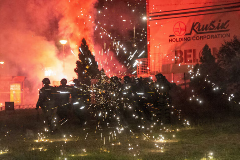 Protivládni demonštranti hádžu zábavnú pyrotechniku ​​na policajtov počas stretov v Belehrade v Srbsku 15. augusta 2025. Foto: Djordje Kojadinovic/Reuters