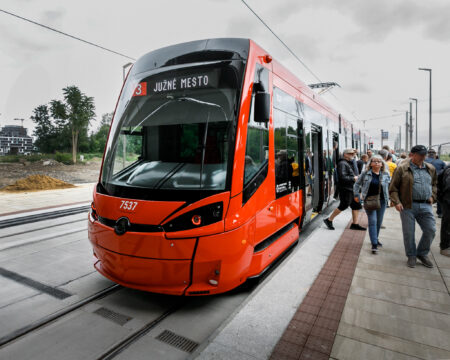Prvý mesiac električiek v Petržalke: previezli dvojnásobok ľudí, poznačila ich aj tragédia