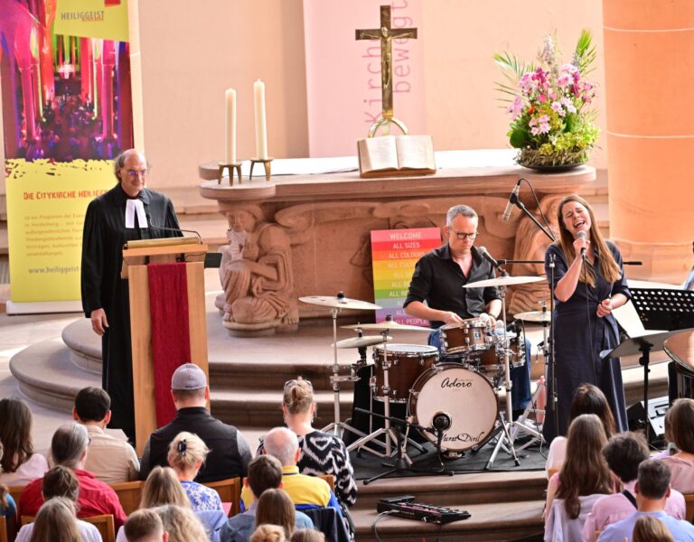 Hudobná bohoslužba v kostole v Heidelbergu s prespievanými skladbami Taylor Swift od speváčky Tine Wiechmannovej.Foto: Thomas Lohnes/ČTK/imago stock&people