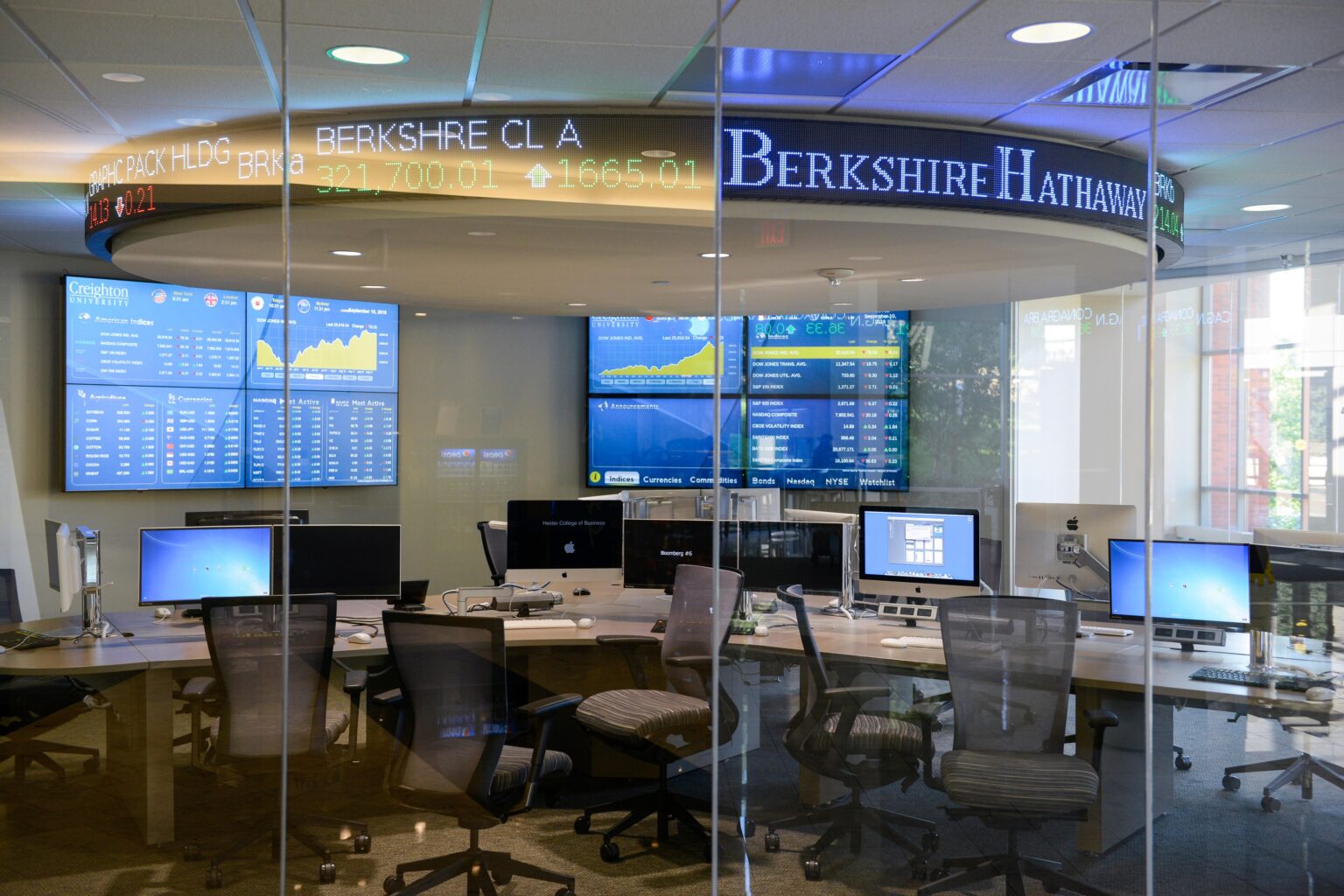 Vystavené ceny akcií spoločnosti Berkshire Hathaway. Foto: Joerg Boethling / Alamy / Profimedia