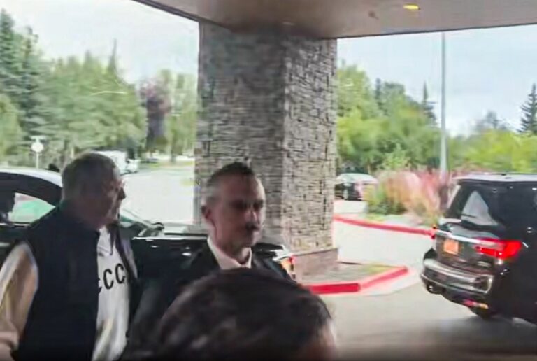 Na Aljaške prebiehajú protesty, Lavrov prišiel s nápisom ZSSR